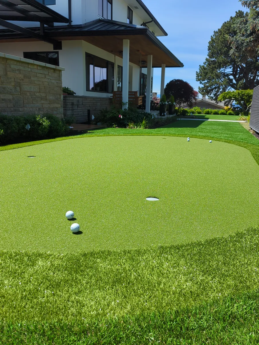 Backyard Putting Green with Landscape Select HD synthetic turf